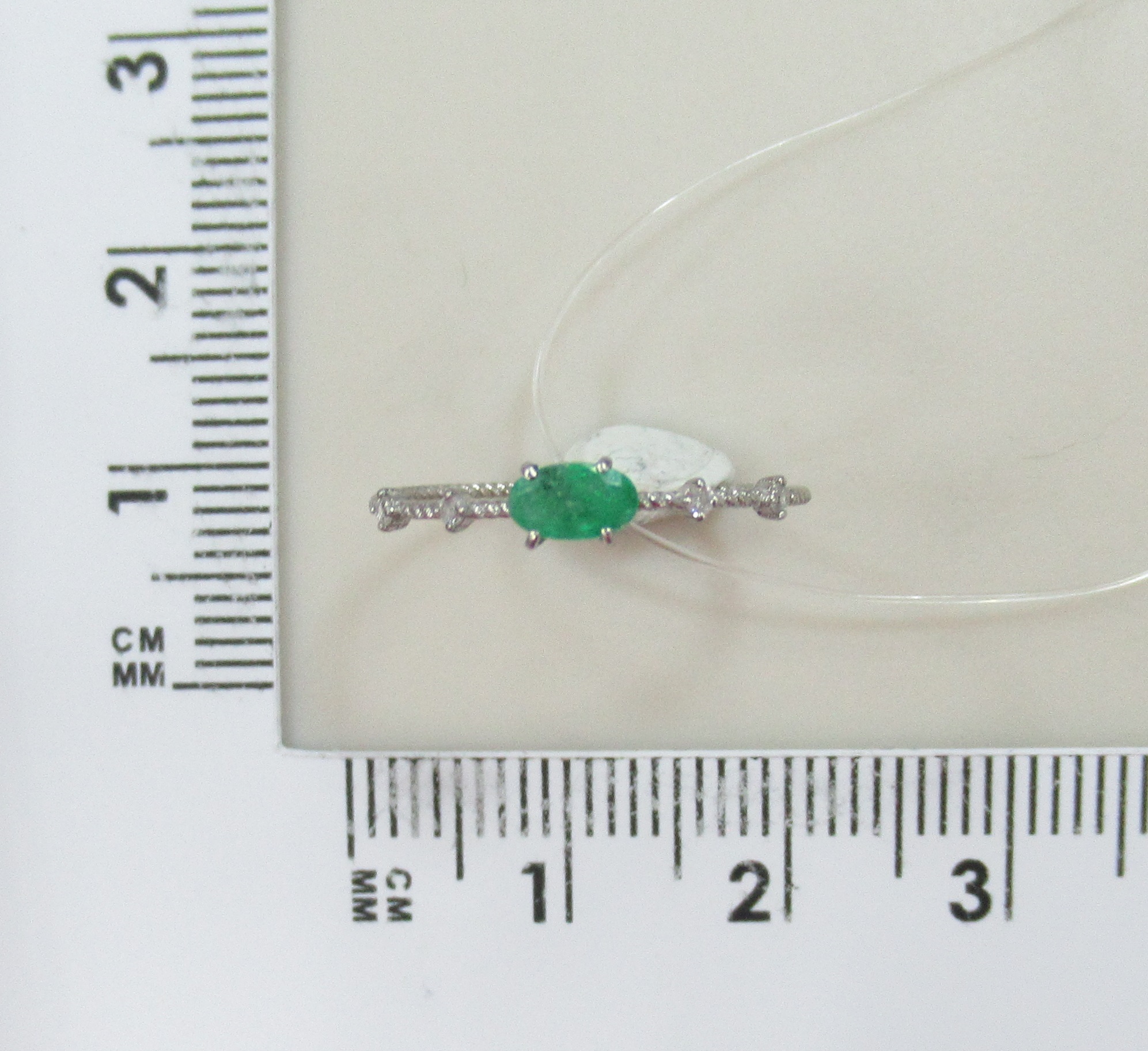 Кольцо из белого золота с изумрудом